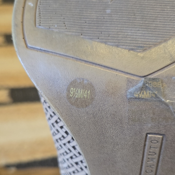 Vince Camuto Gibbella Perforated Tan Ankle Booties, GUC, 9.5 - Picture 9 of 9